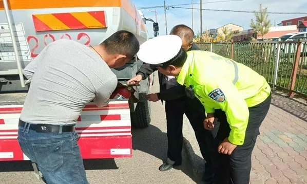 交警對危運(yùn)車輛進(jìn)行嚴(yán)格檢查